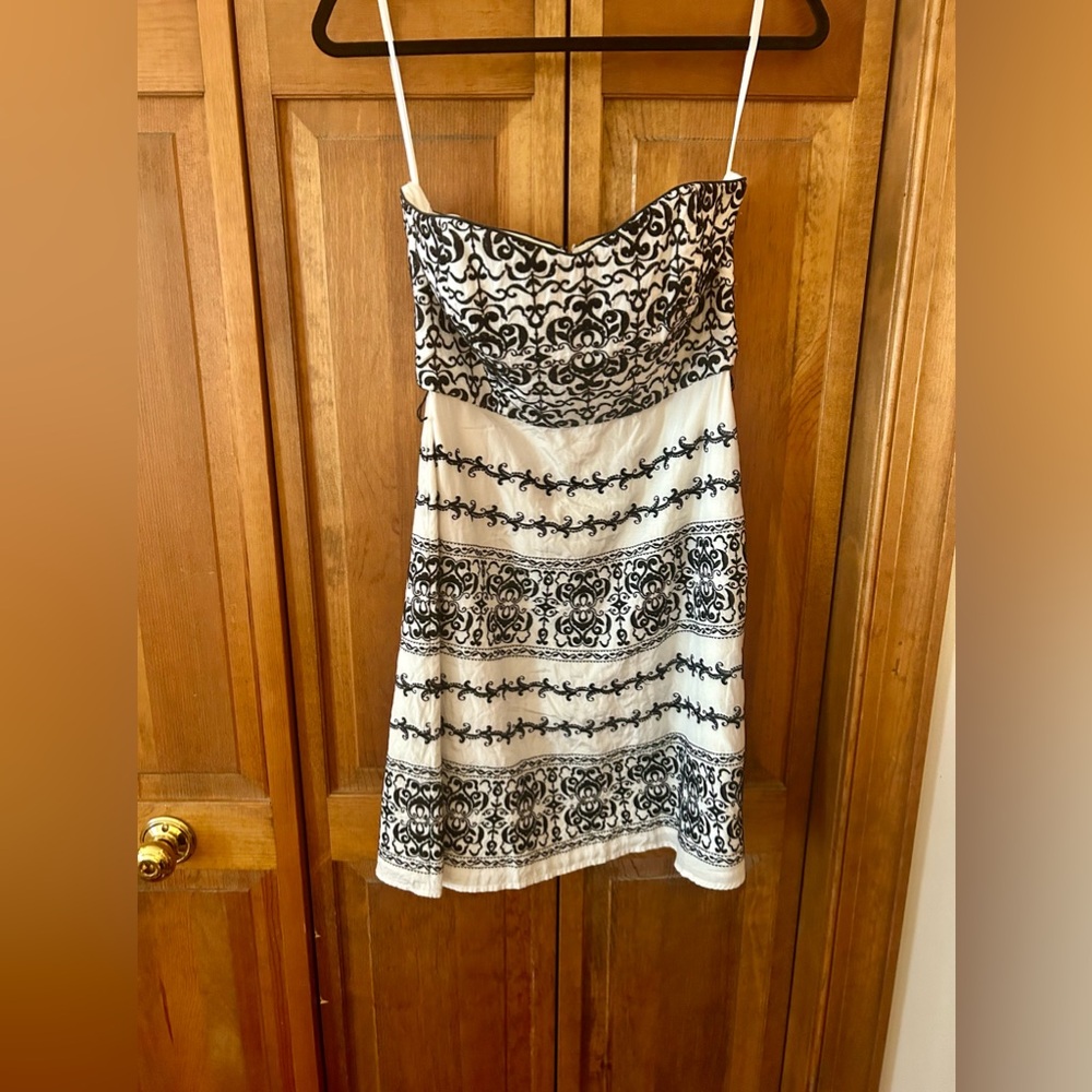 White House Black Market Women’s Black & White Embroidered Straplesss Dress Sz 6